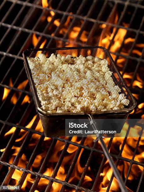 Photo libre de droit de Attraction De Popcorn Sur Le Feu De Camp banque d'images et plus d'images libres de droit de Pop-corn - Pop-corn, Camping, Gril