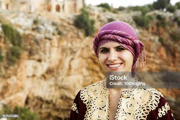 Mujer Con Vestido Tradicional Foto de stock y más banco de imágenes de Irak - Irak, Mujeres, Una sola mujer