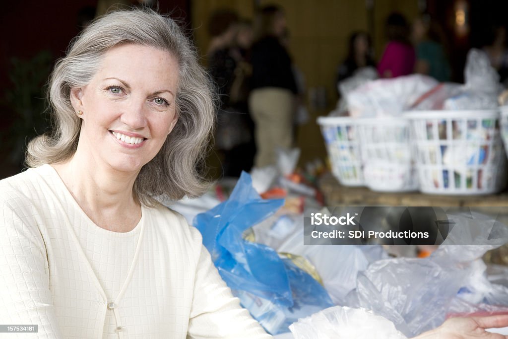 노인 여성 함께 바스켓/식료품, 기부 센터 - 로열티 프리 공동체 스톡 사진
