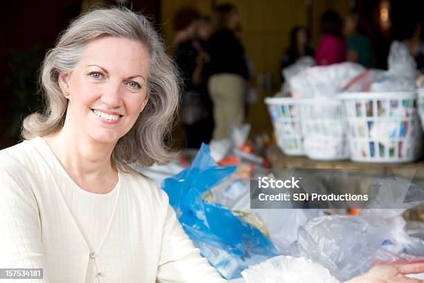노인 여성 함께 바스켓 식료품 기부 센터 공동체에 대한 스톡 사진 및 기타 이미지 - 공동체, 긍정적인 감정 표현, 기부함