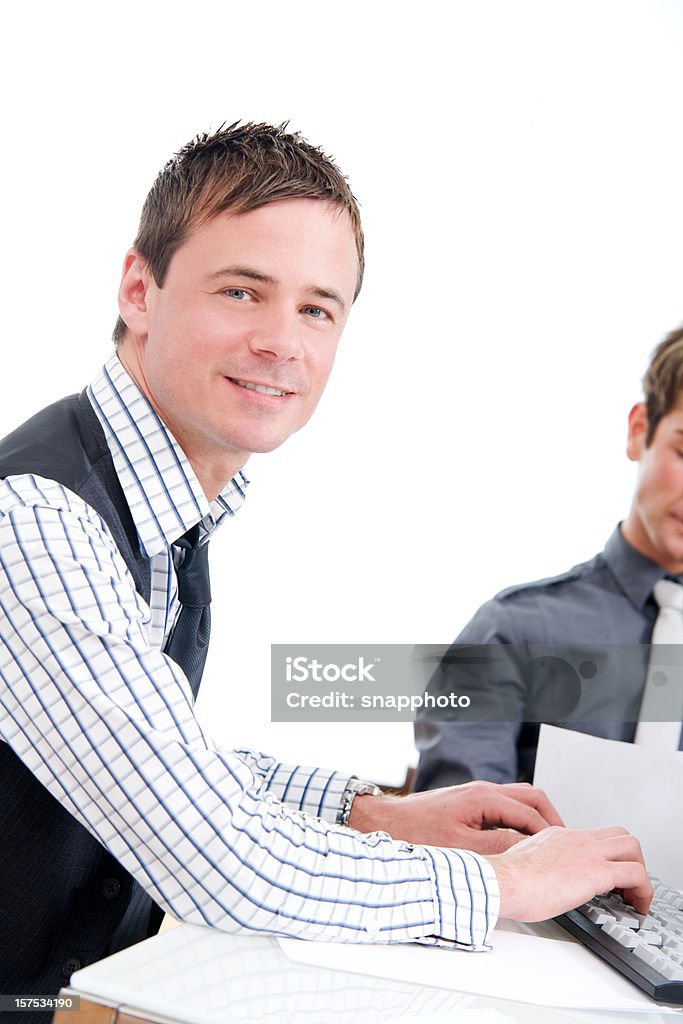 Dwóch mężczyzn pracujących na komputerze - Zbiór zdjęć royalty-free (25-29 lat)