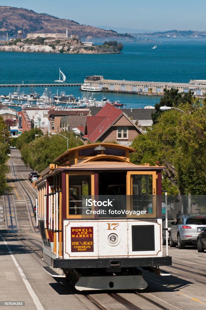 Baía de San Francisco e histórico bondinho ruas íngremes Alcatraz Califórnia - Foto de stock de Teleférico - Veículo terrestre comercial royalty-free