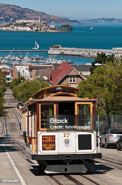 Foto de Baía De San Francisco E Histórico Bondinho Ruas Íngremes Alcatraz Califórnia e mais fotos de stock de Teleférico - Veículo terrestre comercial