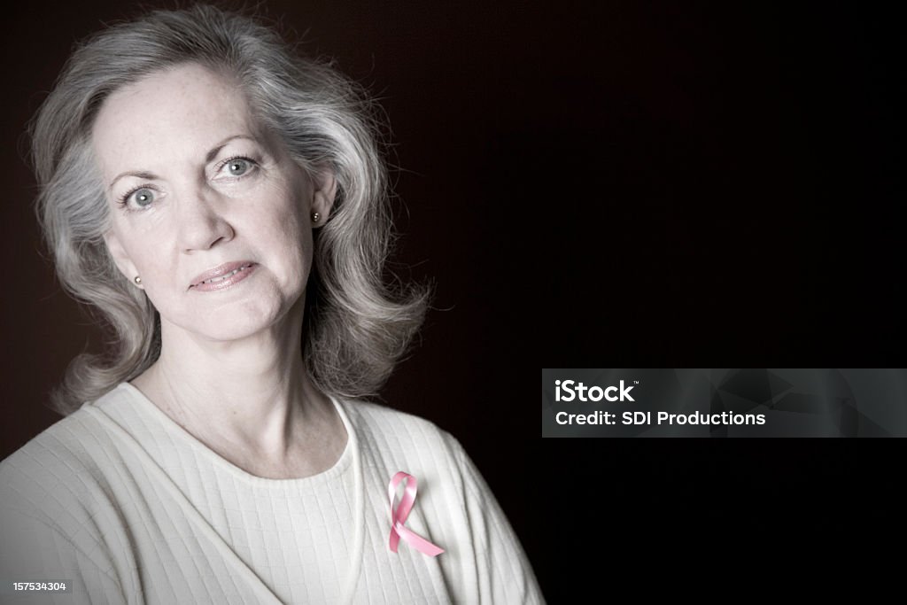 Survivor con cinta rosa cáncer en - Foto de stock de Modelo de conducta libre de derechos