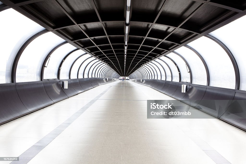 トンネルワンランク上の空港 - 建物�入口のロイヤリティフリーストックフォト