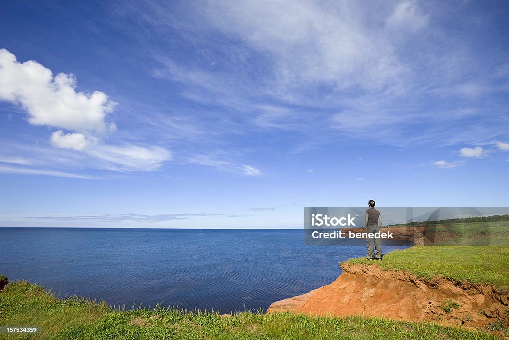 Mujer disfruta de la vista de la costa - Foto de stock de Isla del Príncipe Eduardo libre de derechos