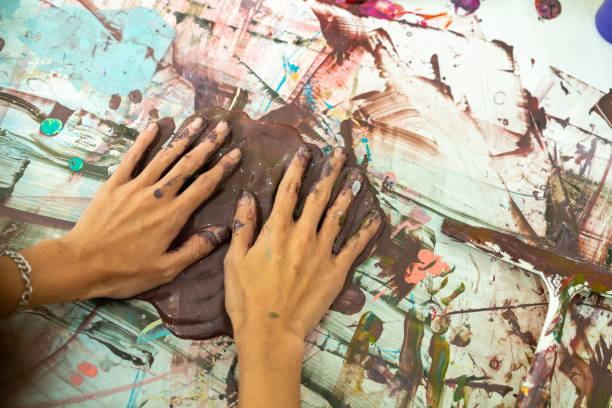 grupa młodych azjatów uczących się ręcznie malowania akrylowego na płótnie w pracowni artystycznej. - art museum art university painted image zdjęcia i obrazy z banku zdjęć
