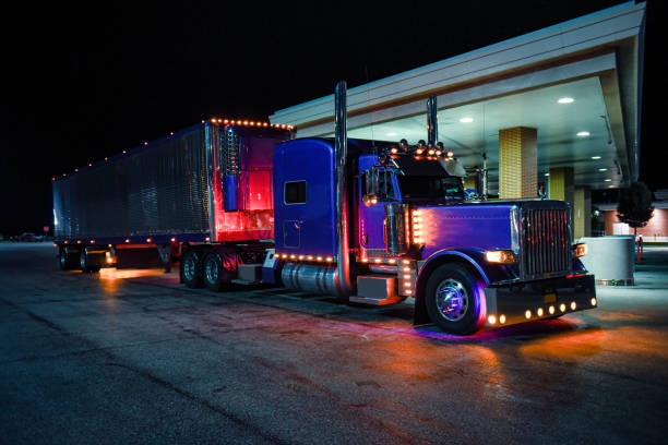 istock Classic Chrome: Nighttime Semi Truck at the Pump 1575511492