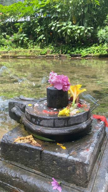 caminhadas para pharping - shivalinga - fotografias e filmes do acervo