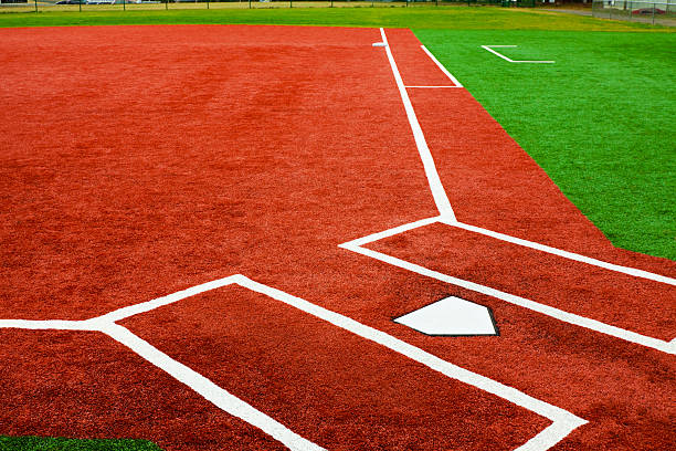 beisebol em casa da placa de base para a - baseball diamond baseball home base base imagens e fotografias de stock