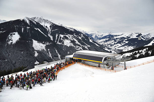 filas no elevador-warteschlange - skiing sports race ski mountain range - fotografias e filmes do acervo