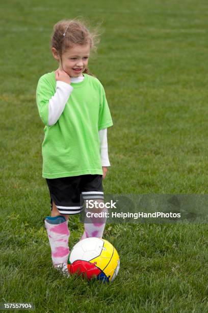 Rapariga Jogador De Futebol - Fotografias de stock e mais imagens de 4-5 Anos - 4-5 Anos, Bola de Futebol, Futebol