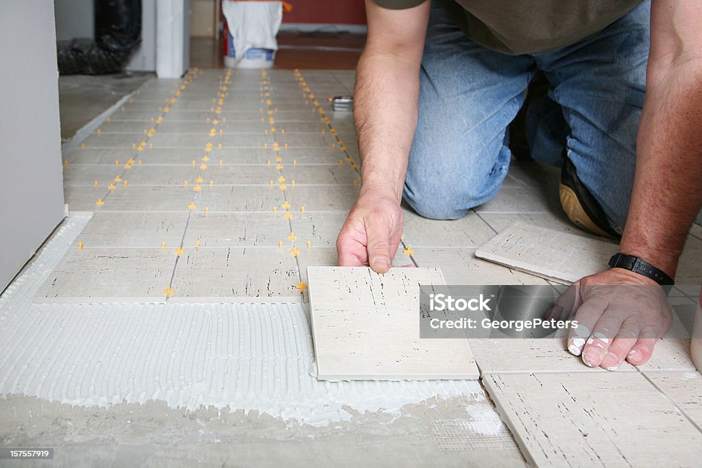 Instalación de azulejos de piso de lujo - Foto de stock de Instalar libre de derechos