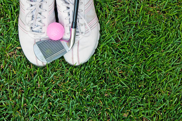 senhoras equipamento de golfe - golf women pink ball - fotografias e filmes do acervo