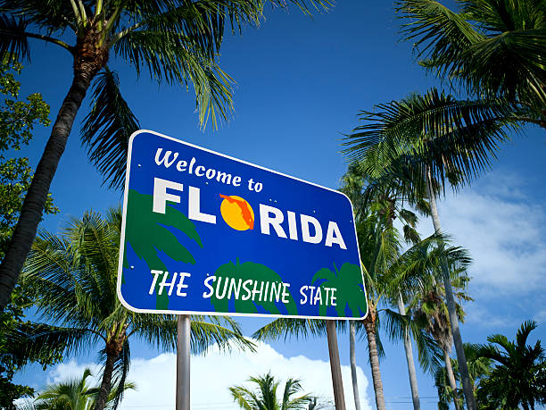 Welcome to Florida USA Low angle tropical plants with a welcome sign to hot weather florida stock pictures, royalty-free photos & images