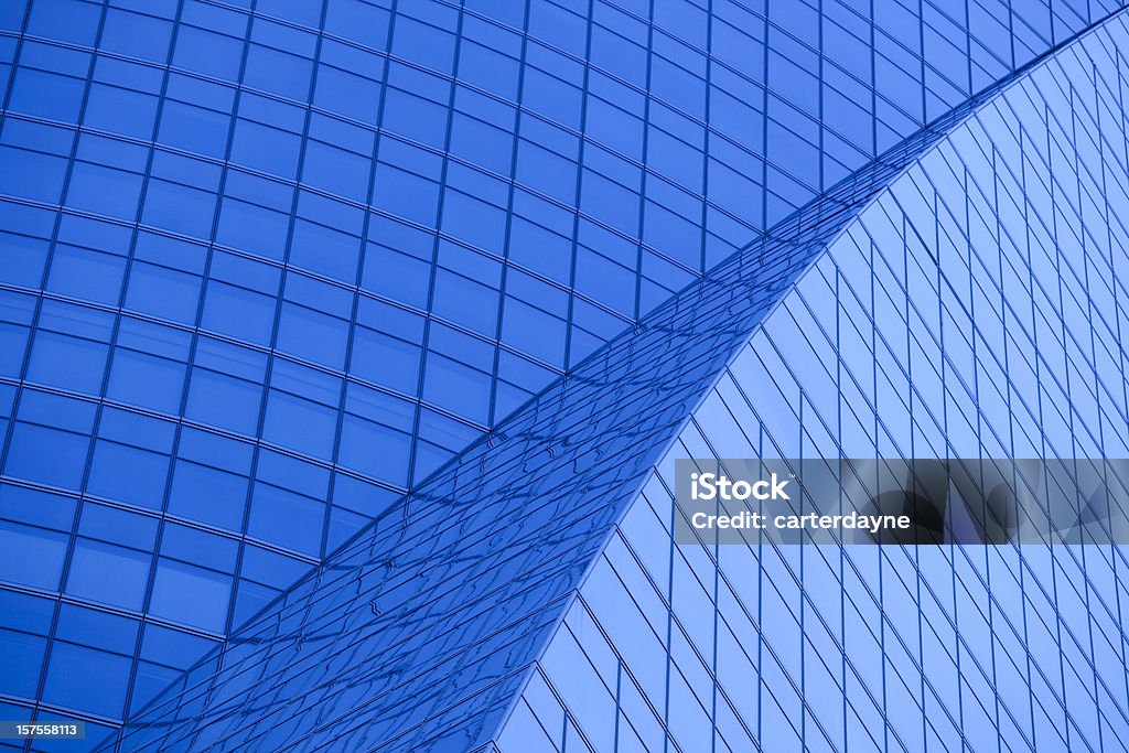 マドリッドオフィスビルの外観のタングステン青色光の効果 - 2000年代のロイヤリティフリーストックフォト