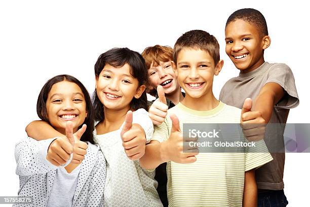 Glückliche Kinder Mit Daumen Hoch Auf Weiß Stockfoto und mehr Bilder von 8-9 Jahre - 8-9 Jahre, Blick in die Kamera, Daumen hoch