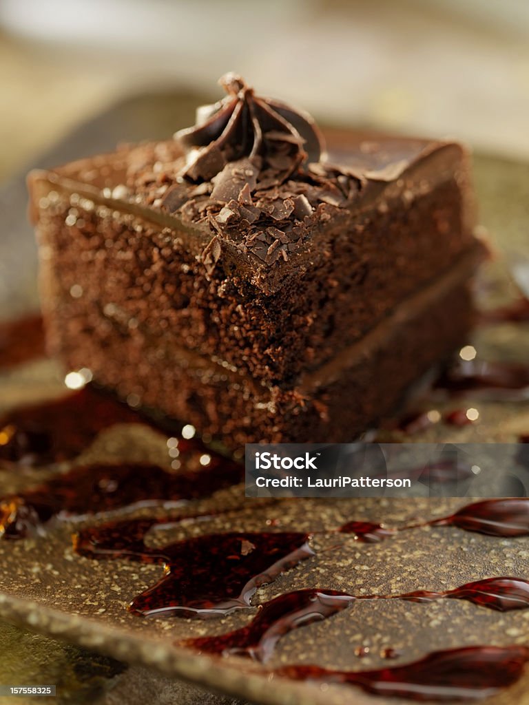 ファッジケーキにチョコレートとラズベリーソース添え - ケーキのロイヤリティフリーストックフォト
