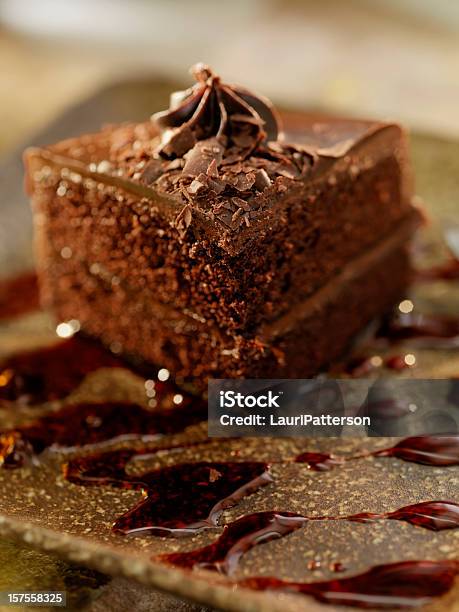 ファッジケーキにチョコレートとラズベリーソース添え - ケーキのストックフォトや画像を多数ご用意 - ケーキ, チョコレートクリーム, チョコレートケーキ