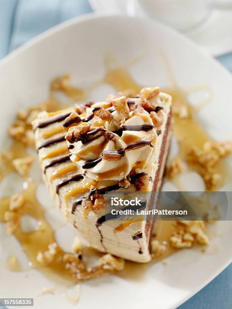 Foto de Bolo De Caramelo E Chocolate Com Nozes e mais fotos de stock de Alimentação Não-saudável - Alimentação Não-saudável, Alimento básico, Açúcar