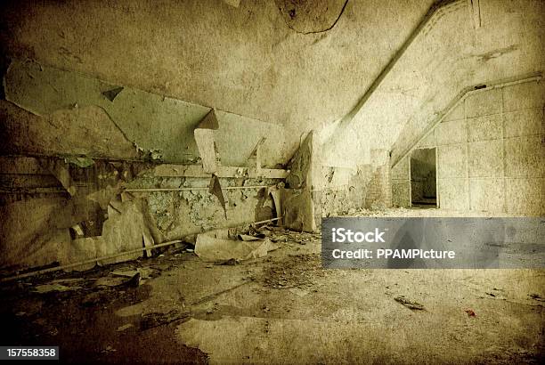 Rovina Camera Vecchio Scuro - Fotografie stock e altre immagini di In rovina - In rovina, Scalinata, Ambientazione interna