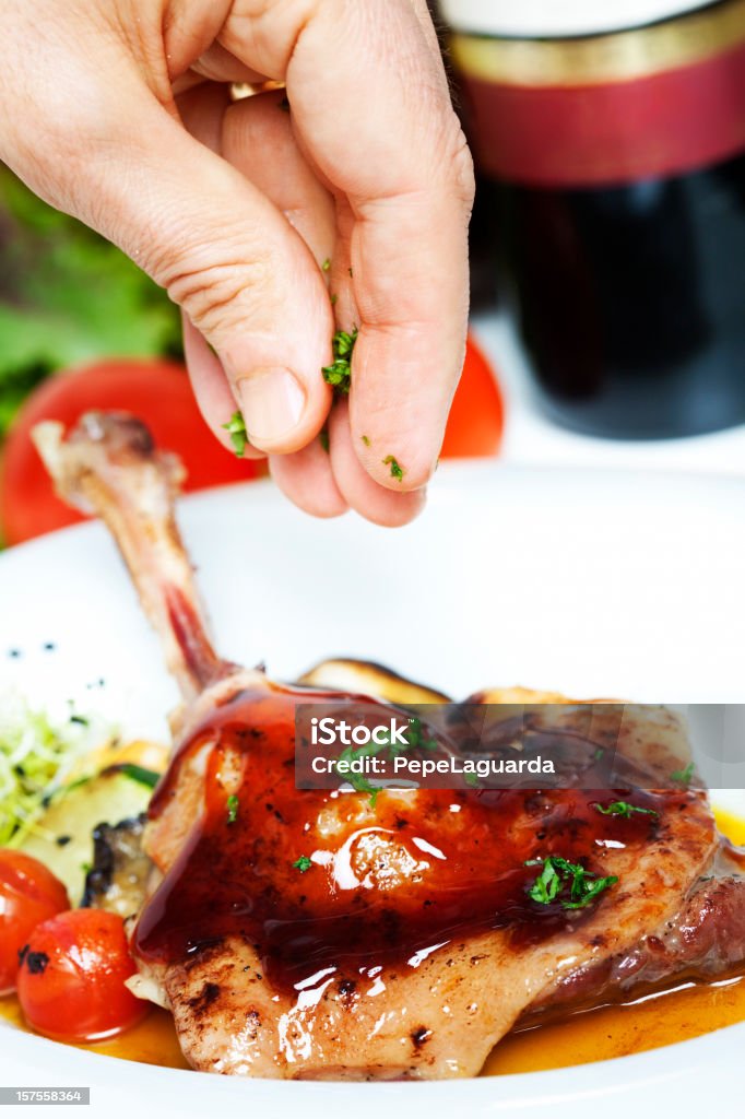 confit d'anatra cottura con verdure - Foto stock royalty-free di Arrosto - Cibo cotto