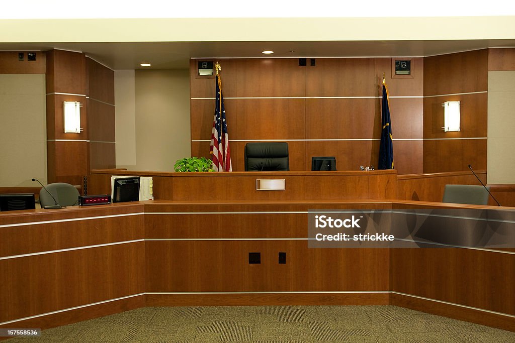 Vista da justiça banco em ambiente moderno Sala de Tribunal - Foto de stock de Sala de Tribunal royalty-free