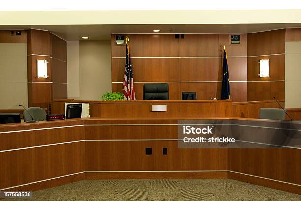 View Of Judicial Скамейке В Современной Обстановке Зала Заседаний — стоковые фотографии и другие картинки Зал судебных заседаний