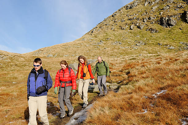 grupo de amigos no hills - loch lomond loch ben lomond scotland imagens e fotografias de stock