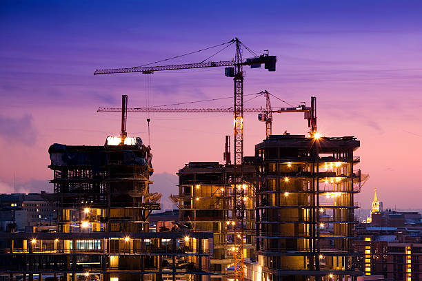 夕暮れのは、建設現場 - crane tower crane construction silhouette ストックフォトと画像