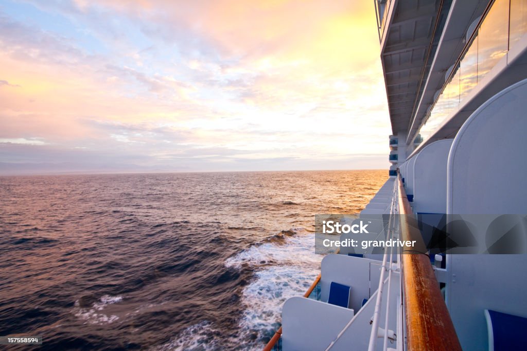 Vista laterale della nave da crociera al tramonto - Foto stock royalty-free di Nave da crociera