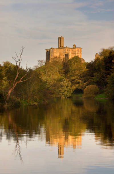 warkworth castle - warkworth castle stock-fotos und bilder