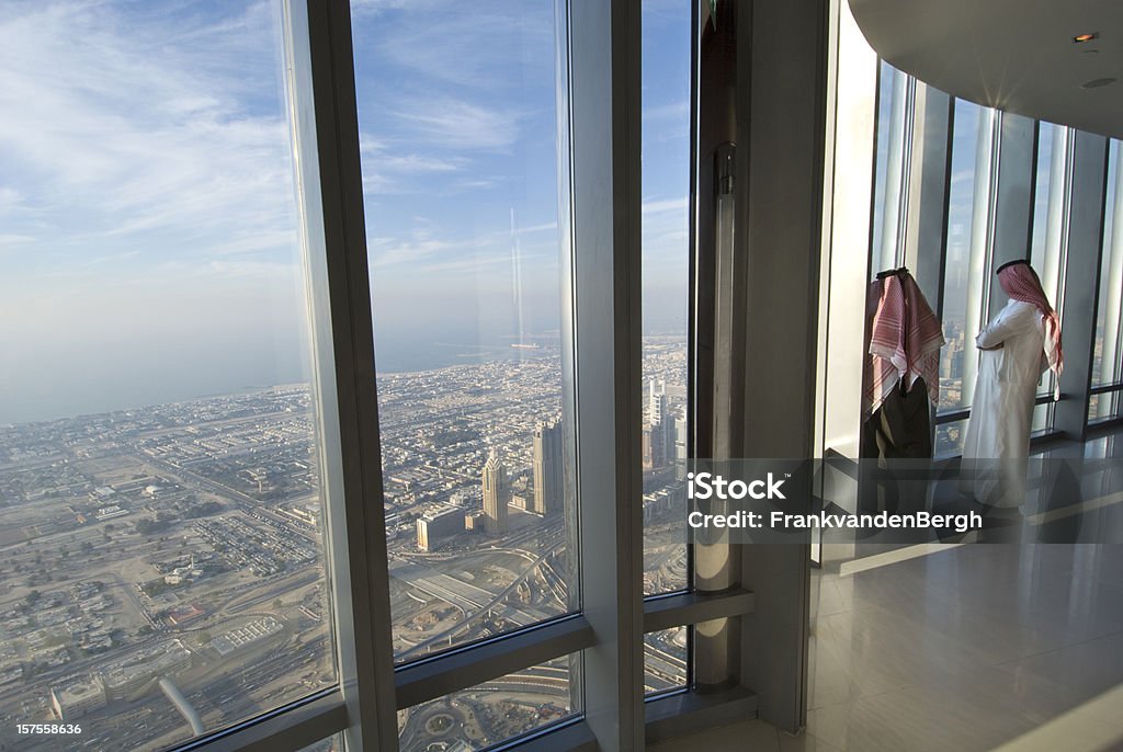 Deux hommes de Singapour dans la Burj Khalifa - Photo de Tour Burj Khalifa libre de droits