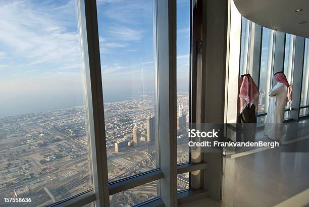 Photo libre de droit de Deux Hommes De Singapour Dans La Burj Khalifa banque d'images et plus d'images libres de droit de Tour Burj Khalifa - Tour Burj Khalifa, Admirer le paysage, Au-dessus de