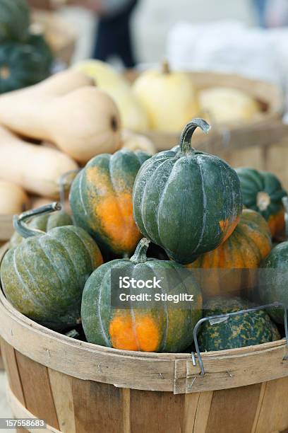 En El Mercado Calabaza Bellota Foto de stock y más banco de imágenes de Calabaza bellota - Calabaza bellota, Alimento, Calabacita