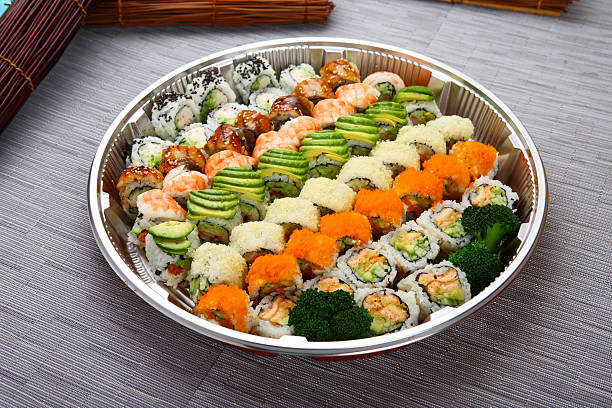 rolki, catering - sushi california roll salmon sashimi zdjęcia i obrazy z banku zdjęć