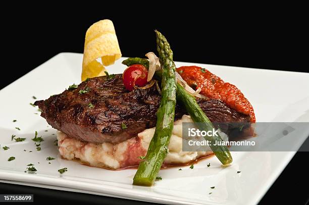 サーロインステーキアスパラガスマッシュポテト - ステーキのストックフォトや画像を多数ご用意 - ステーキ, ゆでつぶし, ジャガイモ料理