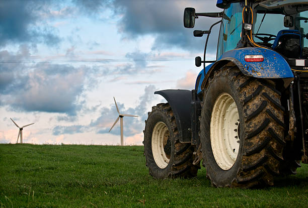tractor con las turbinas de viento farm - tractor farm uk agriculture fotografías e imágenes de stock
