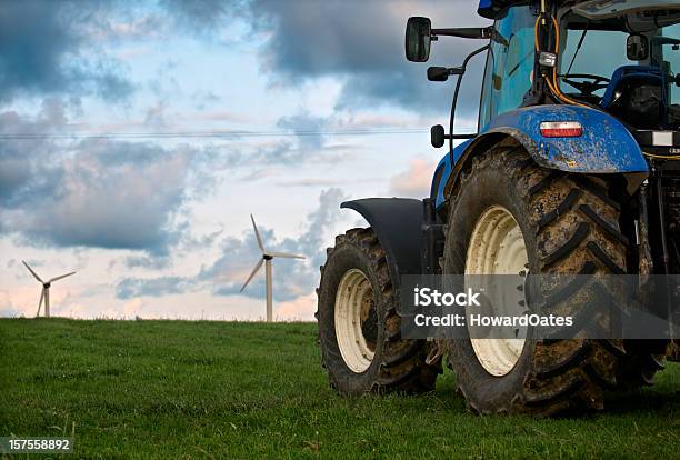 Trattore Con Fattoria Di Turbine A Vento - Fotografie stock e altre immagini di Trattore - Trattore, Regno Unito, Agricoltura