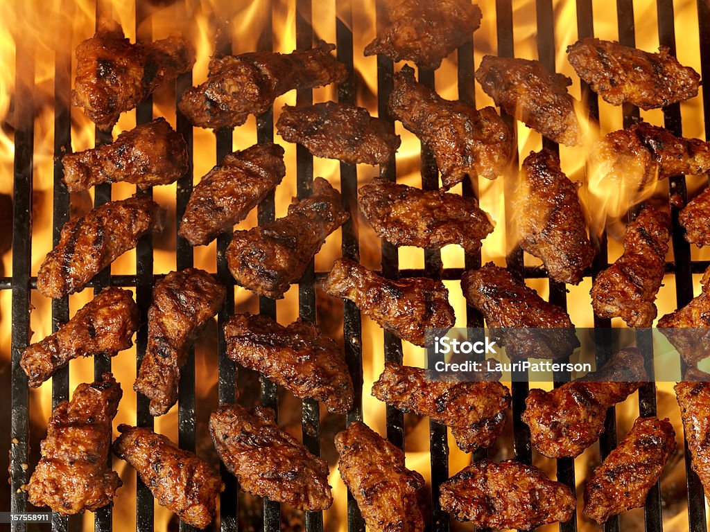 Ali di pollo barbecue sulla griglia - Foto stock royalty-free di Ala di pollo