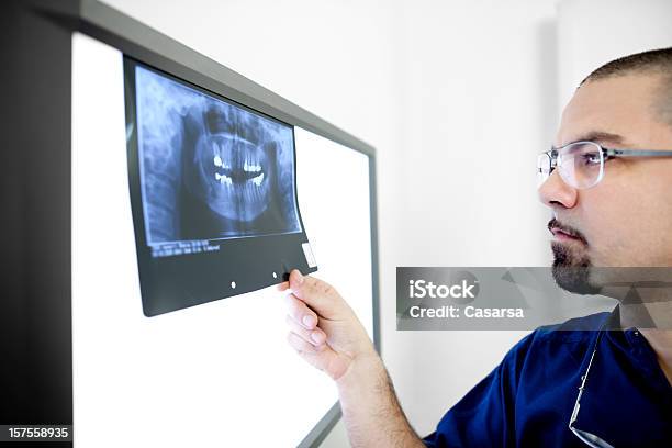 Dentista Controllo Immagine A Raggi X - Fotografie stock e altre immagini di Dentista - Dentista, Immagine a raggi X, Ritratto