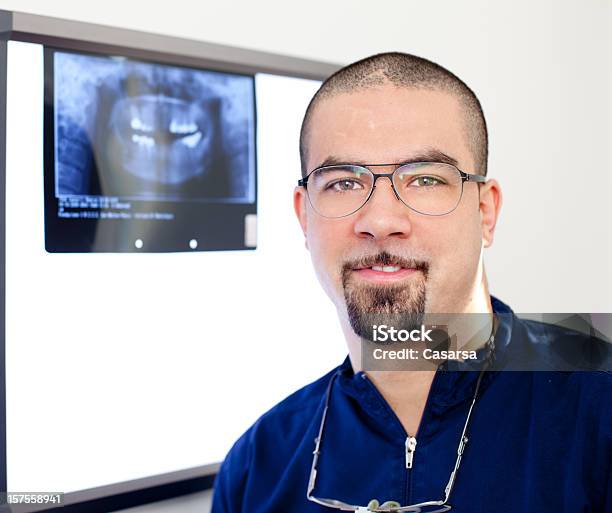 Foto de Dentista Retrato e mais fotos de stock de 30-34 Anos - 30-34 Anos, Adulto, Boca Humana