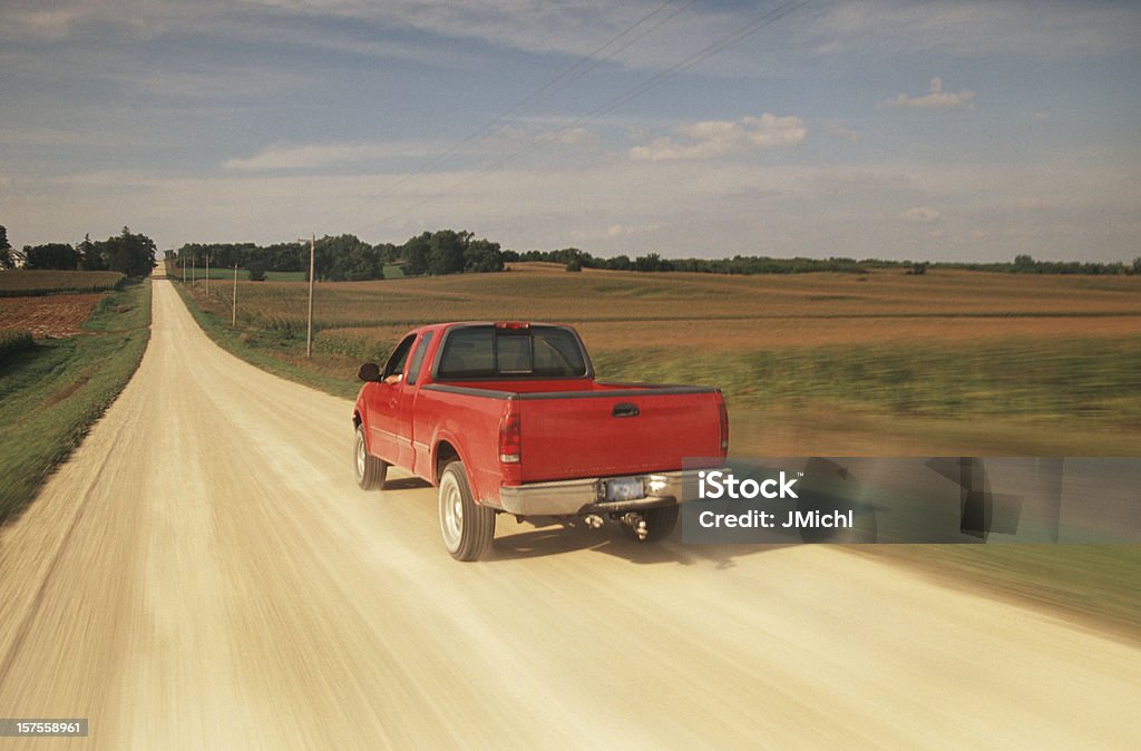 Red Pick Up Viajando para baixo uma Dusty Midwest estrada. - Royalty-free Pick-up Foto de stock