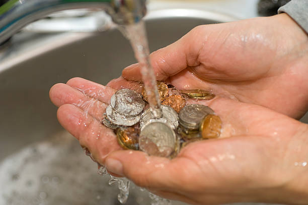 отмывание денег монеты в раковина с водой - one pence coin british coin coin currency стоковые фото и изображения