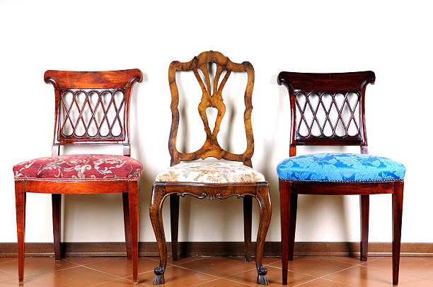 trois chaises vintage - fauteuil baroque photos et images de collection