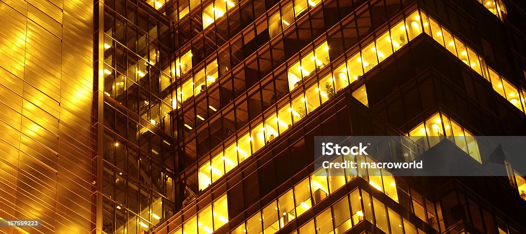 Офисные здания ночью - Стоковые фото Жёлтый роялти-фри