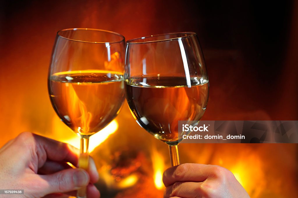 ¡Salud! Romántico fecha, primer plano de vino frente a la chimenea - Foto de stock de Fuego libre de derechos