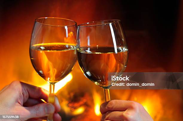 Salud Romántico Fecha Primer Plano De Vino Frente A La Chimenea Foto de stock y más banco de imágenes de Fuego