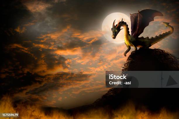 Dragão Sobre Um Rochedo - Arte vetorial de stock e mais imagens de Dragão - Dragão, Lua, Brinquedo