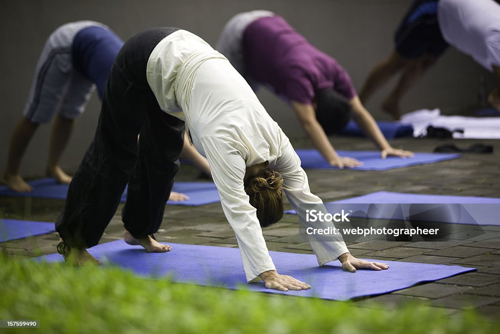 Classe di Yoga - Foto stock royalty-free di Adulto